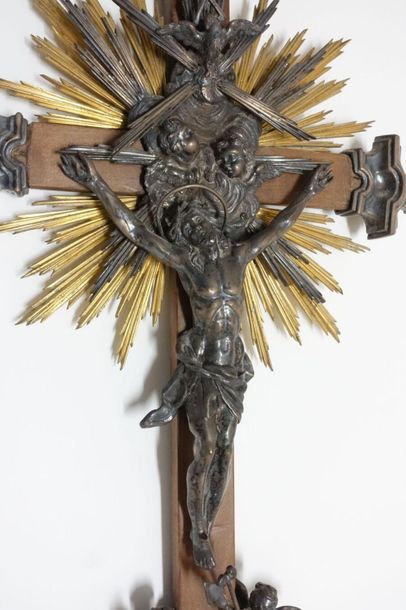 null Crucifix, la croix en bois naturel, le Christ, les angelots et les garnitures...