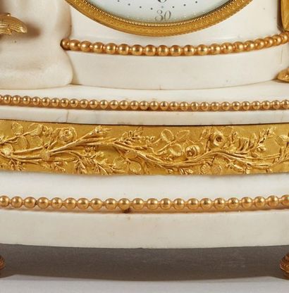 null Pendule en bronze ciselé doré et marbre blanc figurant une femme drapée à l'Antique...