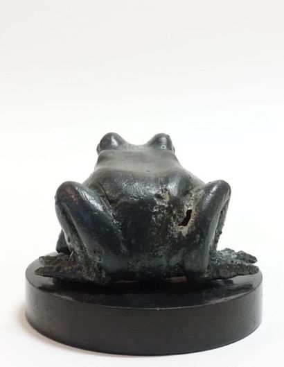 null École moderne.
Grenouille.
Bronze à patine verte.
Haut. totale : 5,5 cm ; Long....