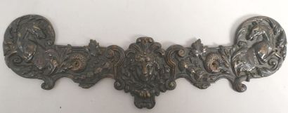 null Lot comprenant trois éléments en bronze :
- Plaque figurant un mascaron et des...