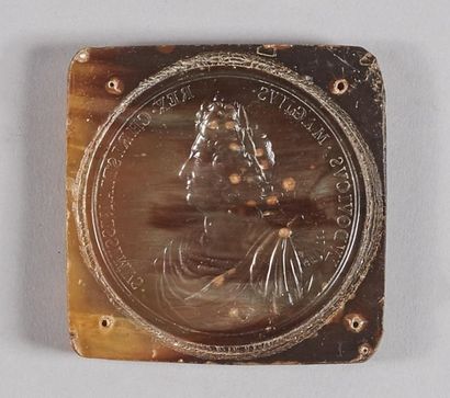 null LOUIS XIV (1643-1715). Empreinte en écaille d'une médaille de Louis XIV d'après...