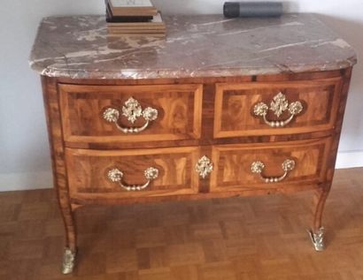 null Commode en palissandre et noyer, la façade galbée ouvrant à trois tiroirs sur...