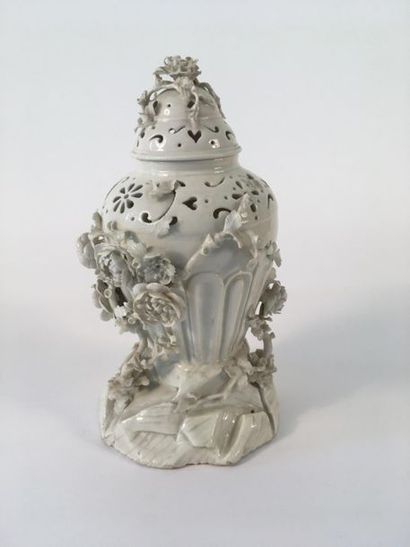 null SAINT-CLOUD.
Grand vase couvert formant pot-pourri de forme ovoïde à décor de...