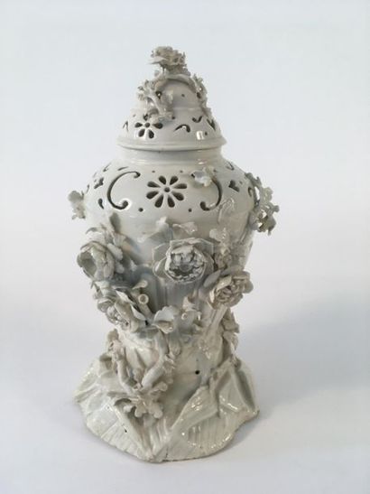 null SAINT-CLOUD.
Grand vase couvert formant pot-pourri de forme ovoïde à décor de...