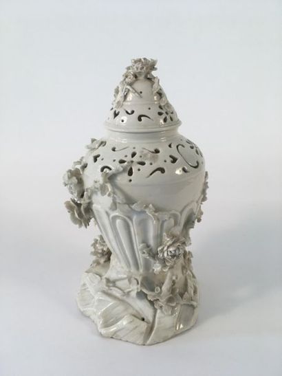 null SAINT-CLOUD.
Grand vase couvert formant pot-pourri de forme ovoïde à décor de...