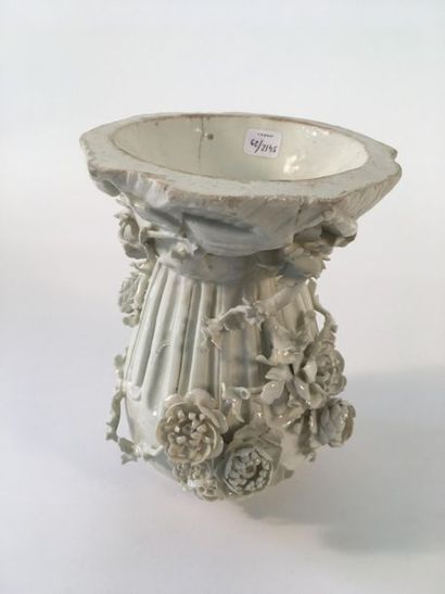 null SAINT-CLOUD.
Grand vase couvert formant pot-pourri de forme ovoïde à décor de...