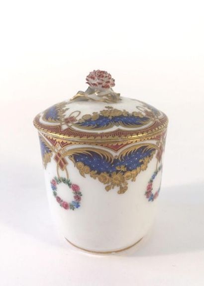 null SÈVRES.
Pot à pommade en pâte tendre, couvert, à décor polychrome de couronnes...