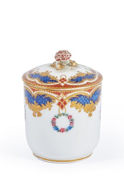 null SÈVRES.
Pot à pommade en pâte tendre, couvert, à décor polychrome de couronnes...