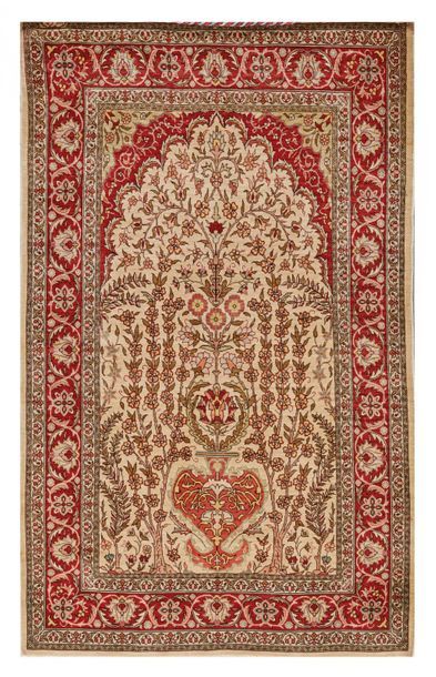 null Tapis Héréké en soie, Ouest de la Turquie, vers 1930-1940.
Le tapis est orné...