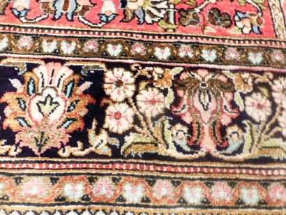 null Tapis Ghoum en soie, centre de la Perse, vers 1930.
Le tapis est orné d'un mihrab...