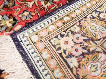 null Tapis Ghoum en soie, centre de la Perse, vers 1930.
Le tapis est orné d'un mihrab...