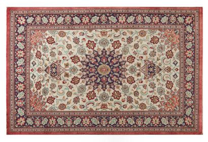 null Tapis Ghoum en soie, centre de la Perse, vers 1930.
Le tapis est orné d'une...