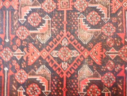 null Tapis du Nord-ouest de la Perse, vers 1930.
Ce tapis est rehaussé du motif hérati...