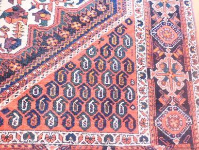 null Tapis Afschar, Sud de la Perse, vers 1930-1940.
Le tapis est orné de deux grands...