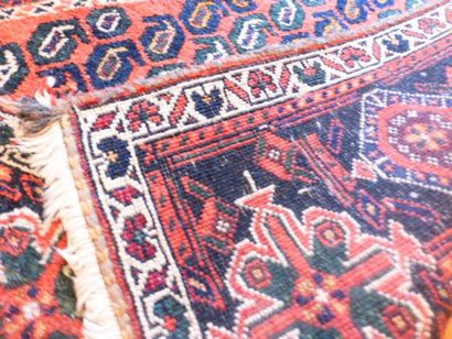 null Tapis Afschar, Sud de la Perse, vers 1930-1940.
Le tapis est orné de deux grands...