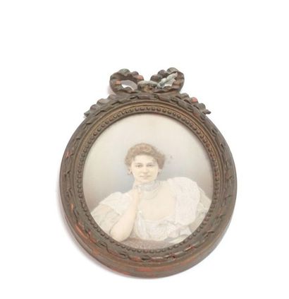 null Alessandro CURION (XIX-XXe siècles).
Portrait d'une élégante accoudée.
Miniature...