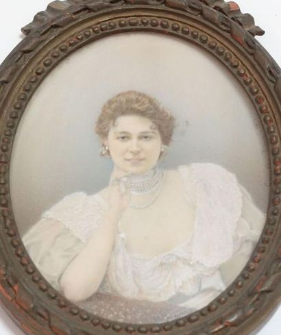 null Alessandro CURION (XIX-XXe siècles).
Portrait d'une élégante accoudée.
Miniature...