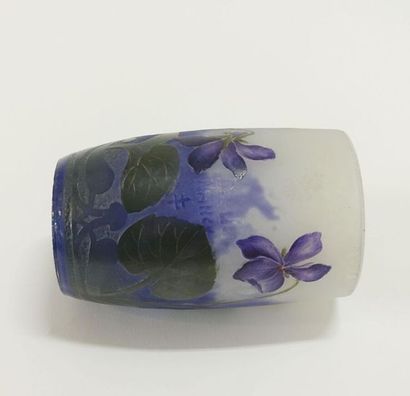 null DAUM - NANCY.
Vase tubulaire galbé. Épreuve en verre blanc mélangé violet à...