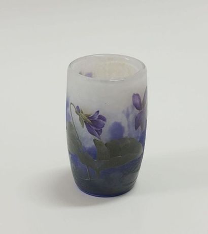 null DAUM - NANCY.
Curved tubular vase. Proof in white mixed glass with violet decoration...