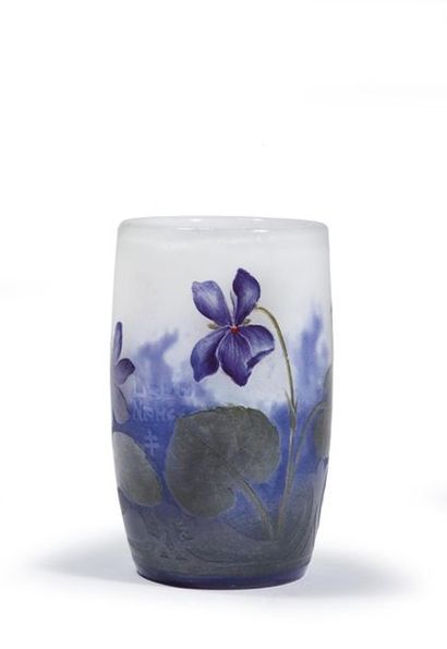 null DAUM - NANCY.
Curved tubular vase. Proof in white mixed glass with violet decoration...