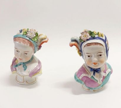 null ALLEMAGNE, dans le goût de Louisbourg.
Deux bustes en porcelaine polychrome.
Marque...