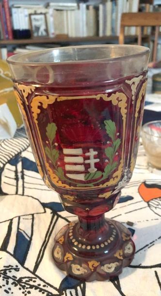 null Vase en verre de Bohème peint.
Haut. : 18 cm.