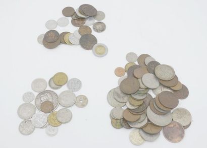 null Important lot de monnaies étrangères en argent, cuivre et divers dont : Italie,...