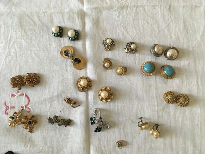 null Seize paires de clips d'oreilles fantaisie, perles, brillants, cabochons turquoise...
