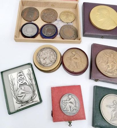 null Réunion de médailles militaires et pièces commémoratives dont :
- Henri Germain...
