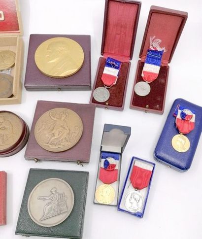 null Réunion de médailles militaires et pièces commémoratives dont :
- Henri Germain...