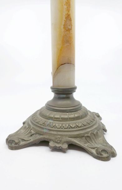 null Réunion de trois pieds de lampe : 
- Lampe à pétrole à fût colonne en marbre...