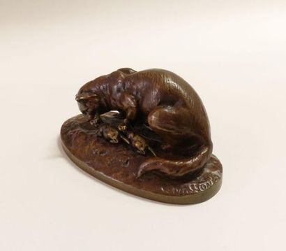 null D'après Clovis-Edmond MASSON (1838-1913).
Chatte et ses deux chatons.
Bronze...