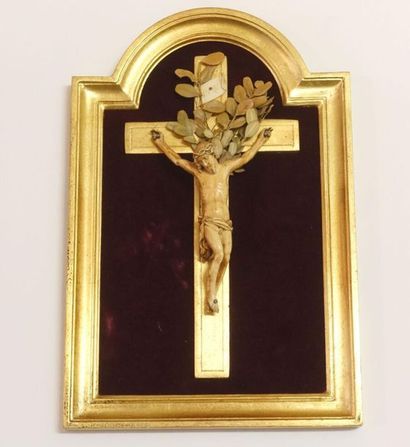 null Crucifix en ivoire sculpté dans un cadre en bois doré.
Haut. du Christ : 14...