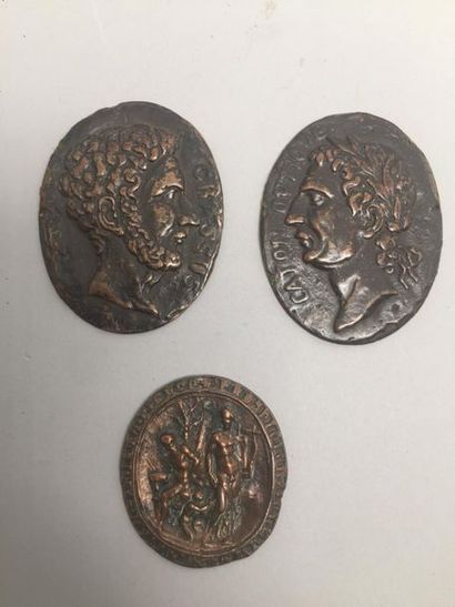 null Réunion de trois médailles :

Deux profils antiques.
Métal repoussé.
Haut. :...