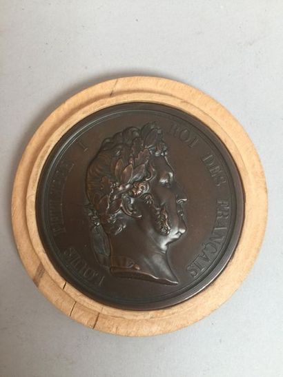 Médaille ornée d'un profil du roi Louis-Philippe...