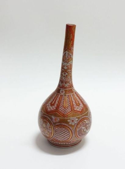 null JAPON.
Vase pansu à long col.
Marqué sous le talon.
Haut. : 22 cm.