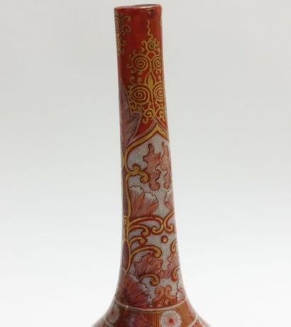 null JAPON.
Vase pansu à long col.
Marqué sous le talon.
Haut. : 22 cm.