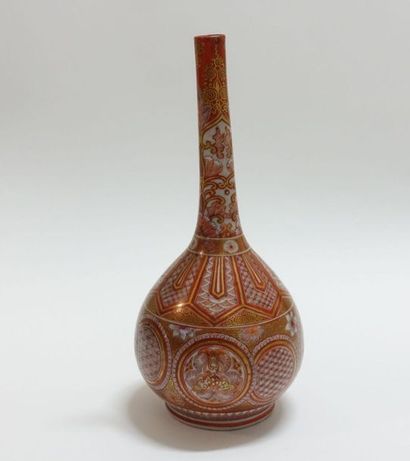 null JAPON.
Vase pansu à long col.
Marqué sous le talon.
Haut. : 22 cm.