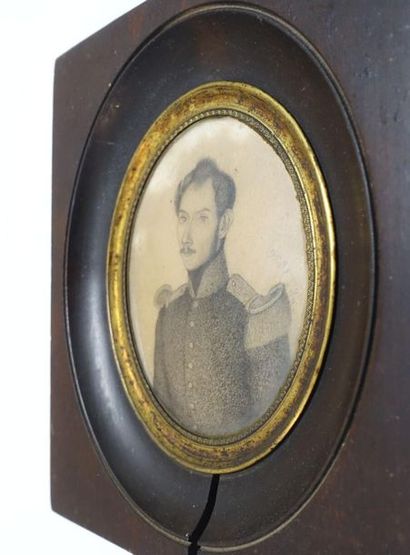 null École française du début du XIXe siècle.
Portrait d'un officier.
Miniature ovale...
