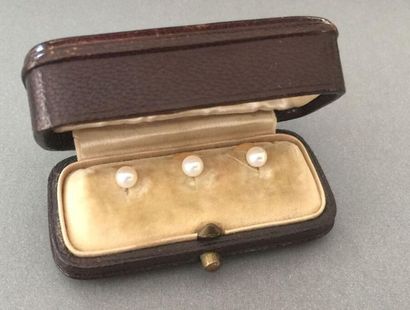 null Trois boutons de plastron en or jaune 18 k ornés d'une perle.
Poids brut : 3,2...