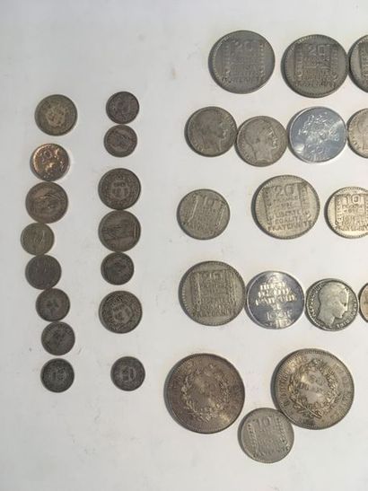 null Un lot de pièces en Francs dont : 
- Francs frappés Lafayette.
- 20 F 1933-1938.
-...