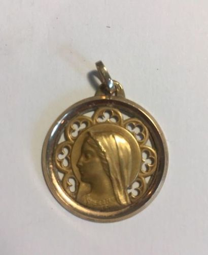 null Médaille en or à l'effigie de la Vierge, visage tourné, dans une auréole à motif...