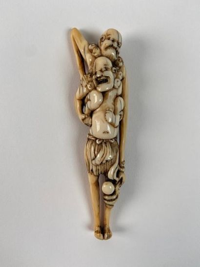 null JAPON - Milieu Époque EDO (1603-1868).
Netsuke en ivoire, Ashinaga debout, portant...