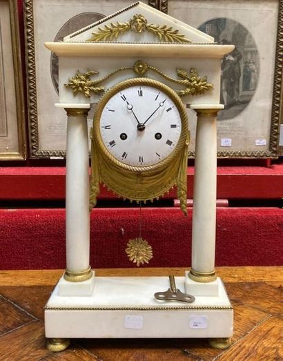 null Portico clock in white marble and bronze. 
Restoration period. 			 
 Top. Height...