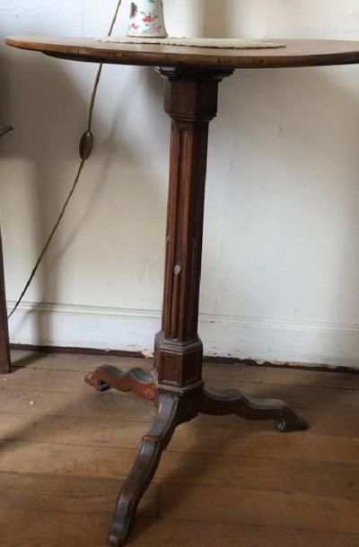 null Round pedestal table in natural wood, the shaft simulating a column, on a tripod...