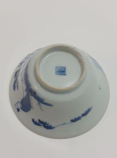null CHINA
White and blue porcelain bowl with character decoration.
(Small chip.)
Diam.:...