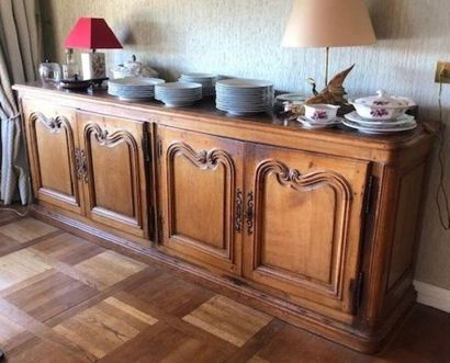 null Oak sideboard with four moulded doors.
Top. 88 cm; Width: 247 cm; 52 cm 
