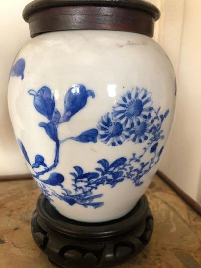 null CHINA
Combination of a white blue porcelain potpourri in baluster form (height...