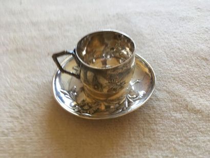 null Silver cup and saucer decorated with flowers in repoussé.
Gross weight: 128...