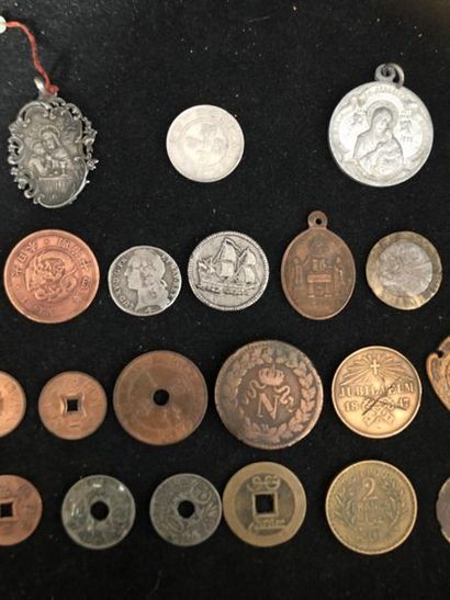 null Lot of silver, copper and bronze coins and medals including: 

- 1 mace 4.4...